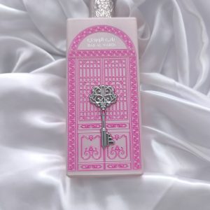 Image d'une joli bouteille rose avec une clé du parfum bab al wardi