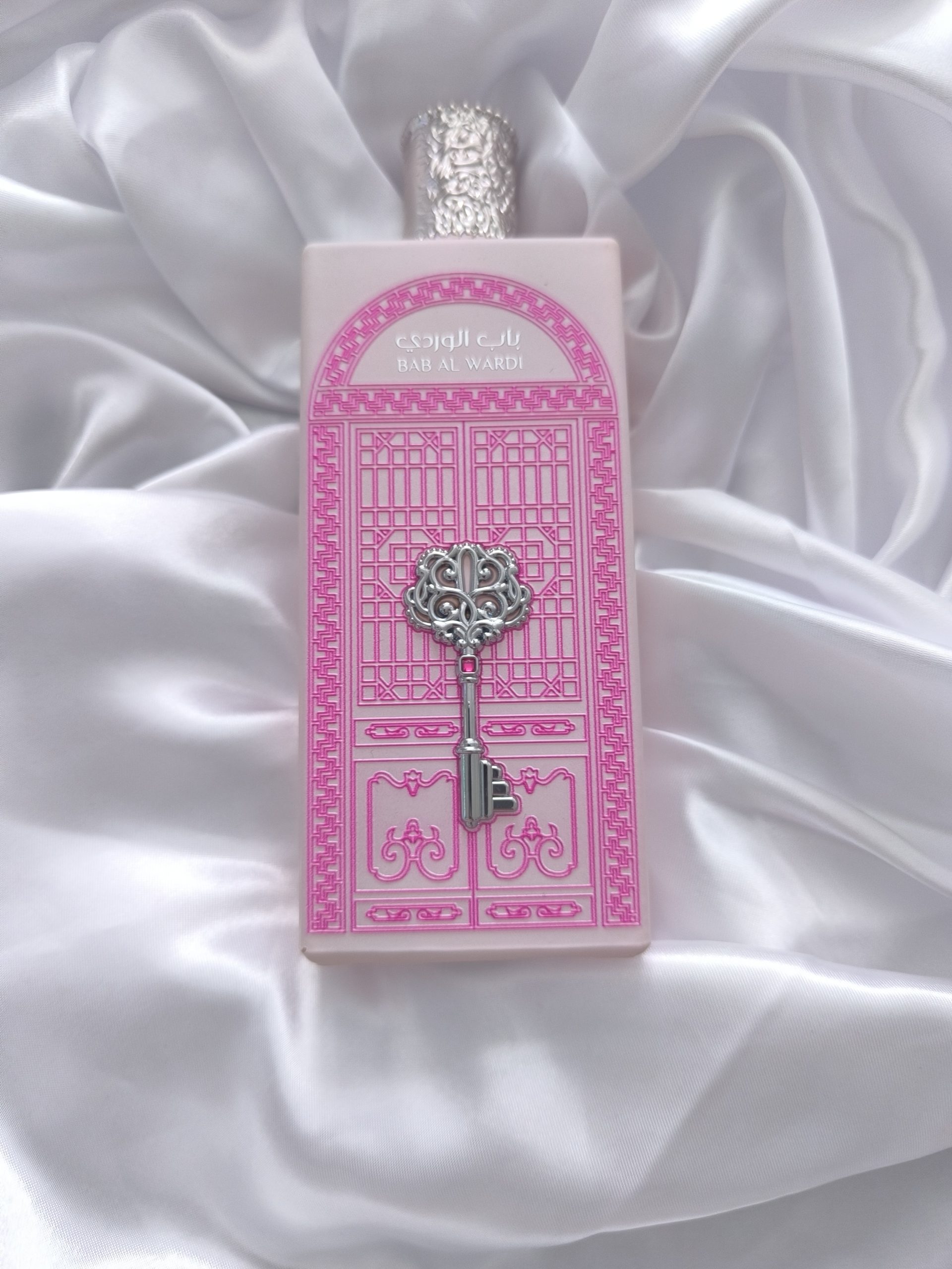 Image d'une joli bouteille rose avec une clé du parfum bab al wardi