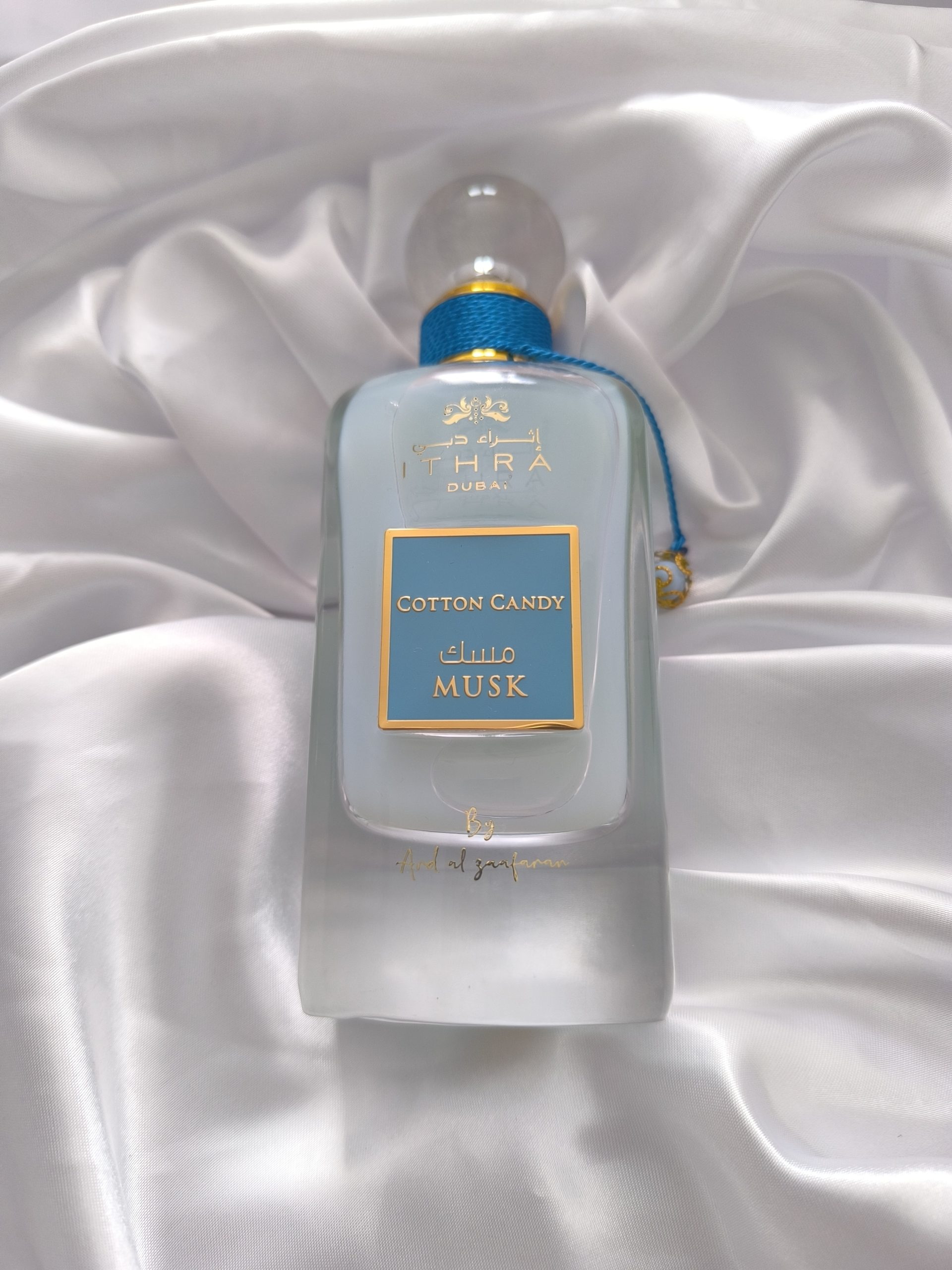 Image d'une bouteille bleue du parfum de dubai cotton candy