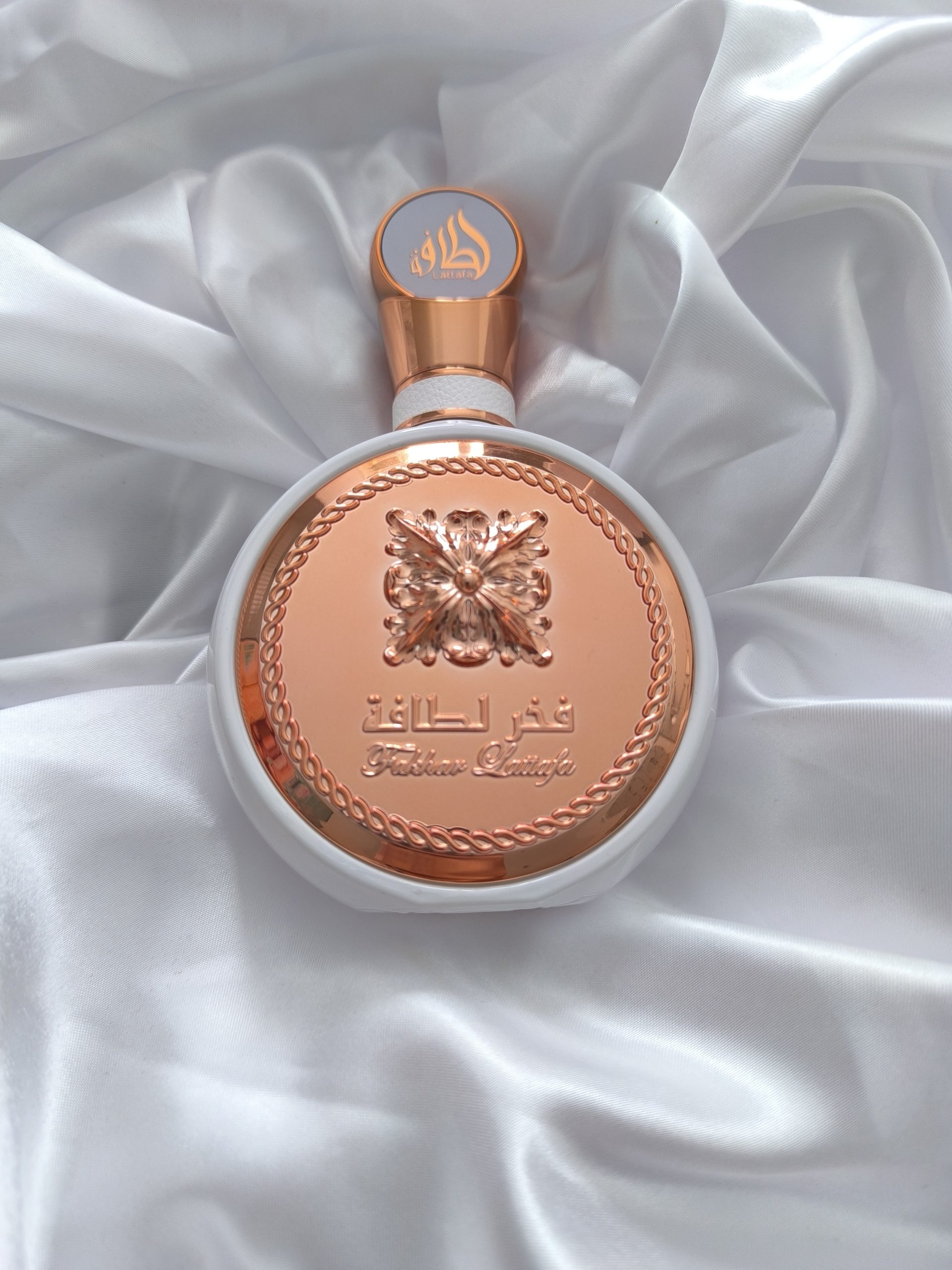 Image d'une bouteille dorée du parfum de dubai fakhar lattafa