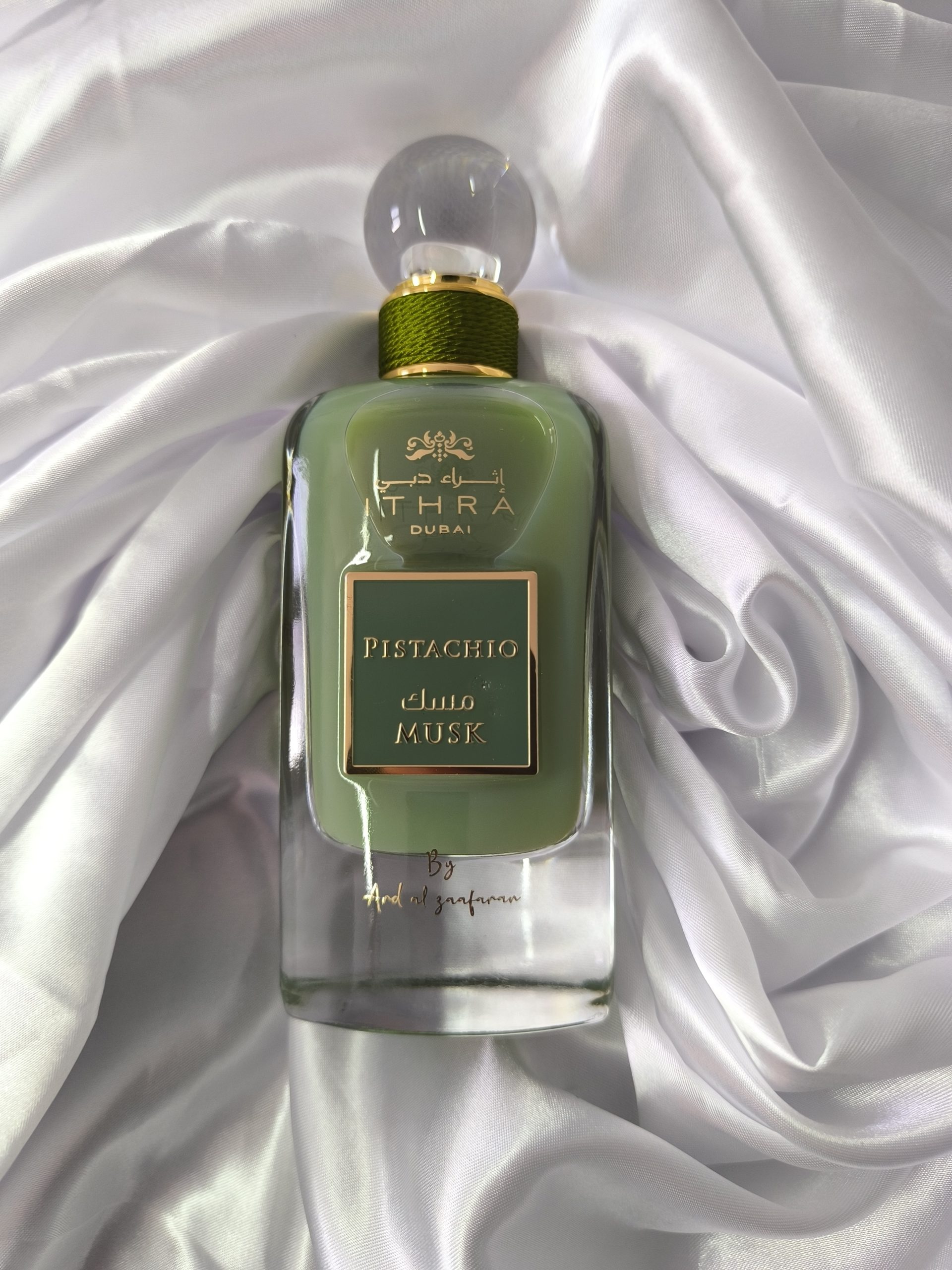 Image d'une bouteille verte du parfum de dubai pistachio