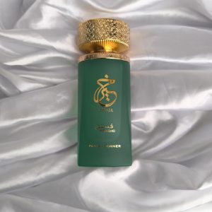 Bouteille de parfum verte avec bouchon doré Khair Pistachio