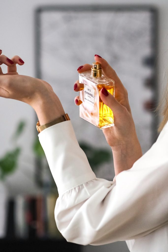 femme qui se parfume avec un parfum dubai