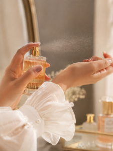 femme qui se parfume